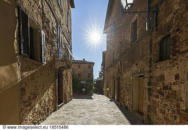 Italy  Tuscany  Pienza  Sun shining over empty town alley