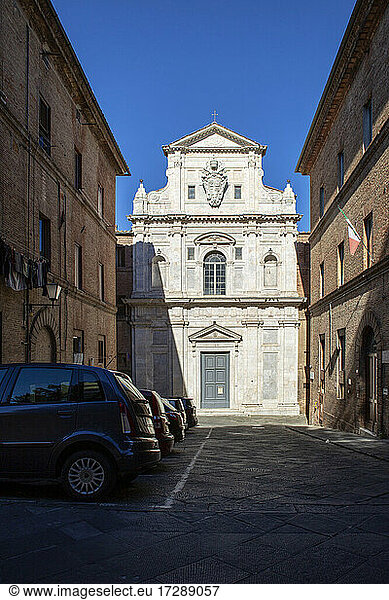 Italy  Tuscany  Siena  Cars parked in front of San Raimondo church