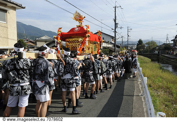 Iwakura Matsuri im Herbst  Träger tragen den shintoistischen Schrein durch den Ort  Kyoto  Japan  Ostasien  Asien