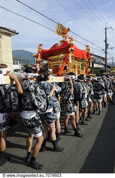 Iwakura Matsuri  Träger tragen den shintoistischen Schrein durch den Ort  bei Kyoto  Japan  Ostasien  Asien