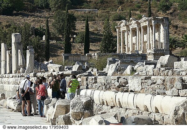 Izmir  Türkei  25. September 2011: Menschen besuchen die Bibliothek des Celsus in der Stadt Ephesus.Die Bibliothek des Celsus ist ein antikes Gebäude in ...  Die Bibliothek des Celsus ist ein antikes Gebäude in Ephesus  Izmir  Türkei  Asien