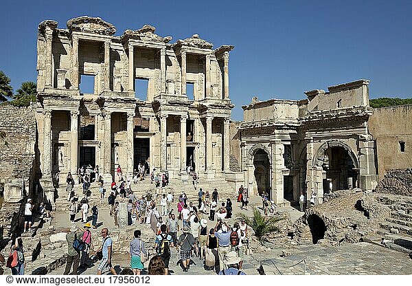Izmir  Türkei  25. September 2011: Menschen besuchen die Bibliothek des Celsus in der Stadt Ephesus.Die Bibliothek des Celsus ist ein antikes Gebäude in Ephesus  Izmir  Türkei. ...  Die Bibliothek des Celsus in Ephesus  Izmir  Türkei  Asien