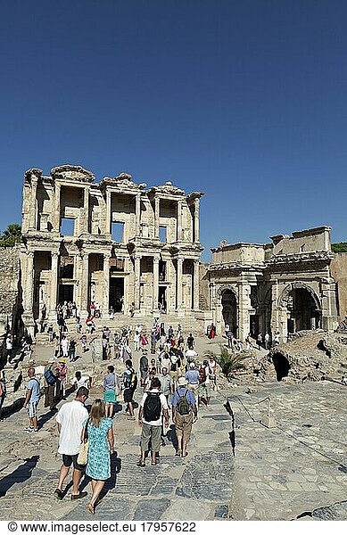 Izmir  Türkei  25. September 2011: Menschen besuchen die Bibliothek des Celsus in der Stadt Ephesus.Die Bibliothek des Celsus ist ein antikes Gebäude in Ephesus  Izmir  Türkei. ...  Die Bibliothek des Celsus in Ephesus  Izmir  Türkei  Asien