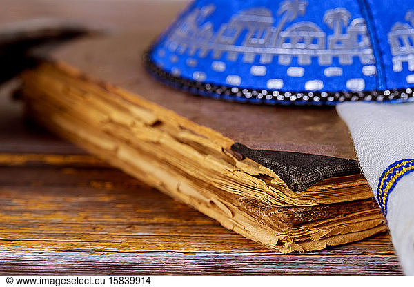 Jüdische traditionelle Gegenstände  Yarmulke  Tallit  Gebetbuch