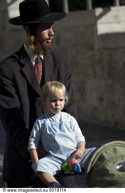 Jüdischer Mann in Tracht mit Kind  alte Walled Stadt  Jerusalem  Israel  Naher Osten