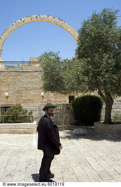 Jüdischer Mann in traditioneller Kleidung vor die Hurva-Synagoge arch  alte Walled Stadt  Jerusalem  Israel  Naher Osten