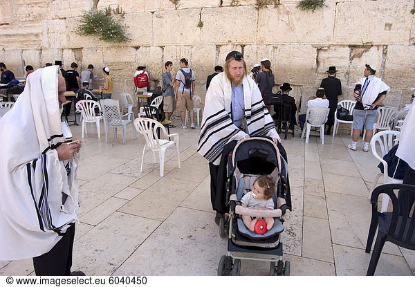 Jüdischer Mann mit Kind im Kinderwagen  beten bei Western Klagemauer  alte Walled Stadt  Jerusalem  Israel  Nahost