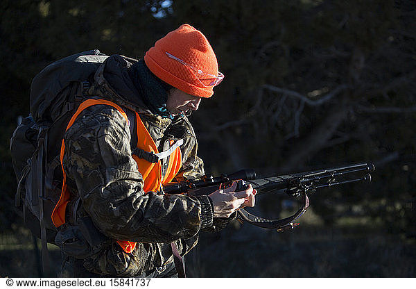 Jägerin lädt ihr Gewehr in Paonia  Colorado