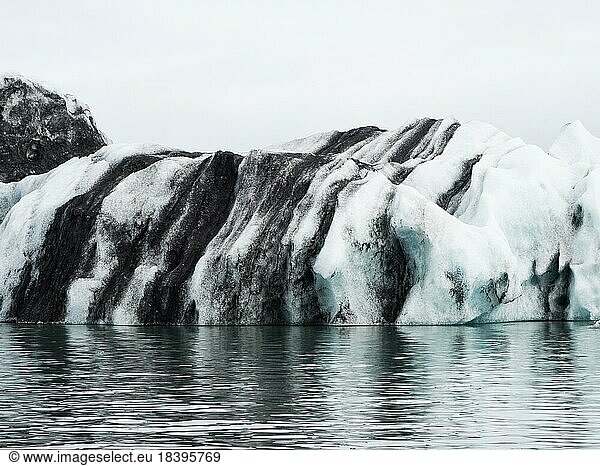 Jökulsarlon glacier lagoon  icebergs with ash from a volcanic eruption  Vatnajökull National Park  Hornafjörður  South Iceland  Iceland  Europe