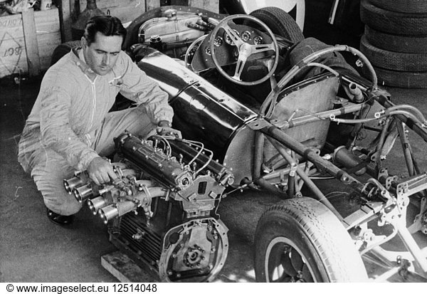 Jack Brabham inspiziert den Motor eines Autos. Künstler: Unbekannt