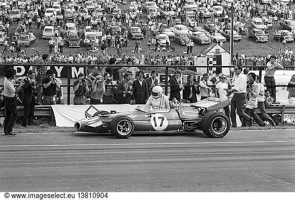 Jack Brabham klettert angewidert aus seinem Brabham-Cosworth BT33  hat keinen Sprit mehr und verliert das Rennen gegen Rindts Lotus in der letzten Kurve der letzten Runde  wird 2. Britischer GP  Brands Hatch  England 1970. '