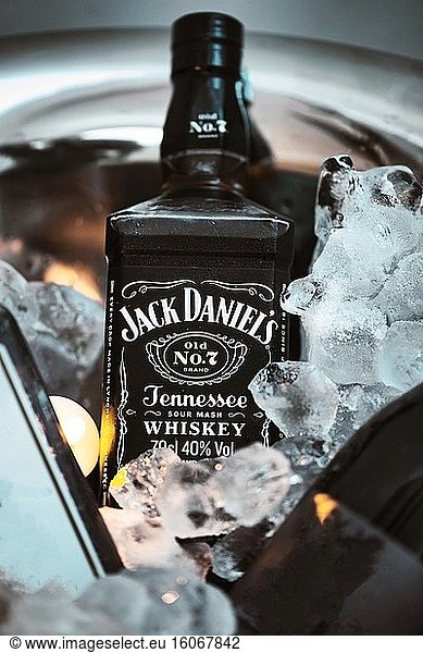 Jack Daniel's Whiskey No 7 in einem Eimer mit Eis und anderen Spirituosen. Jack Daniel's ist eine Marke von Sour Mash Tennessee Whiskey und der meistverkaufte amerikanische Whiskey der Welt. close-up.