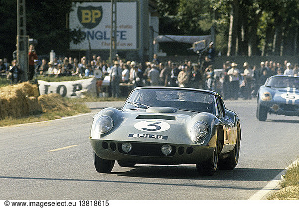Jack Sears in einem Cobra AC Daytona Coupe in Le Mans  Frankreich  1964.
