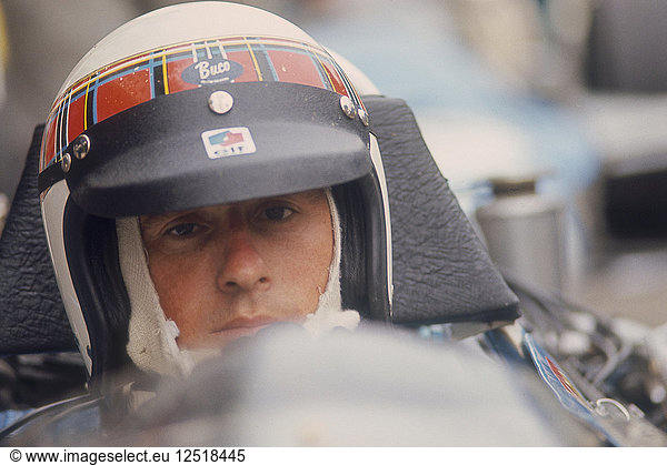 Jackie Stewart am Steuer eines Rennwagens. Künstler: Unbekannt