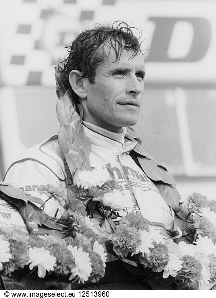 Jacky Ickx nach seinem Sieg bei den 1000 km von Silverstone  1985. Künstler: Unbekannt