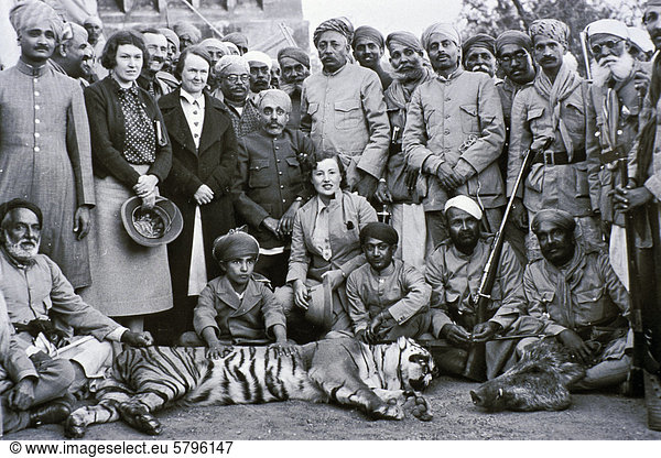 Jagd-Gesellschaft  bestehend aus Briten und Indern  mit Maharana Bhupal Singh von Udaipur  mit erlegtem Tiger  historische Fotografie  ca. 1935  britische Kolonialzeit  Udaipur  Rajasthan  Indien  Asien