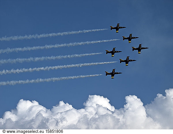 Jagdgeschwader der Luftwaffe in Formation gegen blauen Himmel über den Wolken