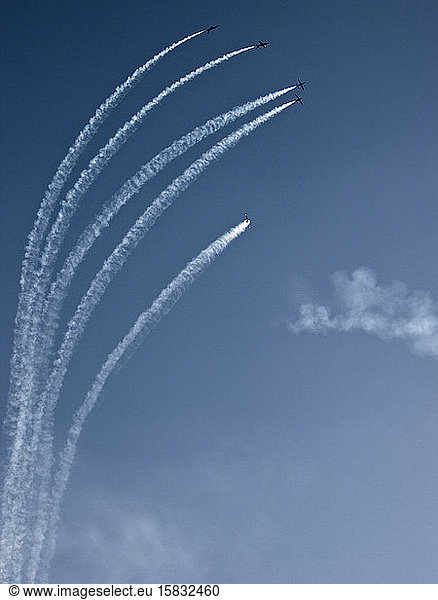 Jagdgeschwader der Luftwaffe in Formation gegen den blauen Himmel