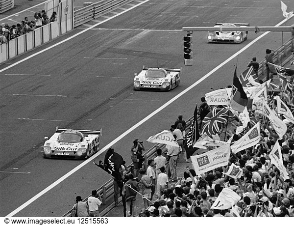 Jaguars auf den ersten beiden Plätzen bei den 24 Stunden von Le Mans  Frankreich  1990. Künstler: Unbekannt