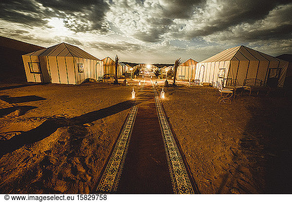 Jaimas bei Nacht in der Wüste Sahara