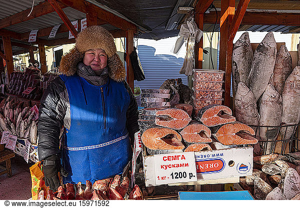 Jakutische Verkäuferin  Fisch- und Fleischmarkt  Jakutsk  Republik Sacha (Jakutien)  Russland  Eurasien