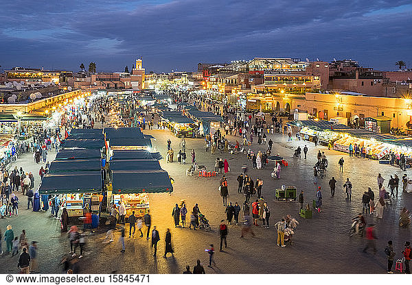 Jamaa El-Fna-Platz in der Abenddämmerung  Marrakesch  Marokko