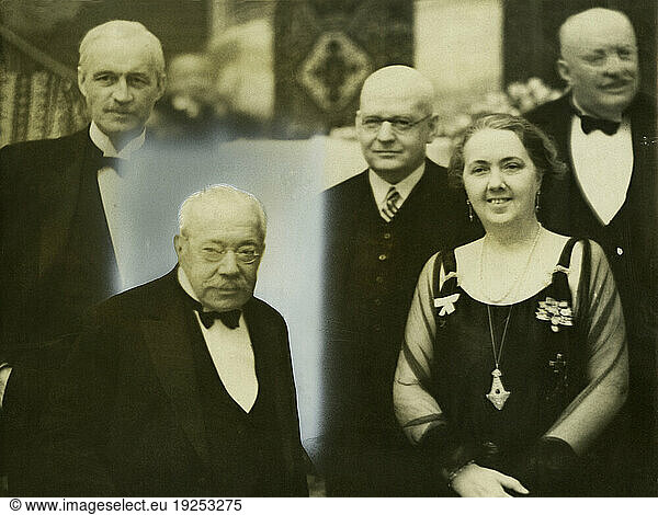 James Simon  (Henri James).
German-Jewish entrepreneur  philanthropist and art patron.
17.9.1851 Berlin – 23.5.1932 ibid. James Simon (below left)  together with Reichsbank President Hans Luther (3rd from l.)  The writer and publicist Katharina von Kardorff-Oheimb and her husband (4th from l.) Siegfried von Kardorff  vice president of the German Reichstag. Photo  1930 (Berlin  in the Privathaus of the couple of Kardoff?); Retouching from the 1930s.