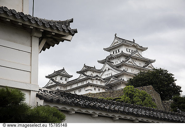 Japan  Himeji  Niederwinkelansicht der Burg