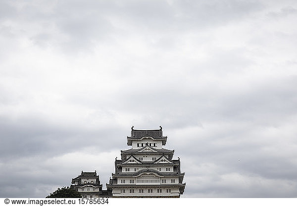 Japan  Himeji  Niederwinkelansicht der Burg