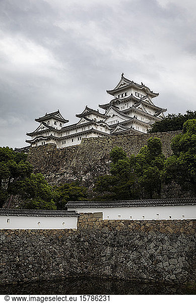 Japan  Himeji  Steinmauer und Burg
