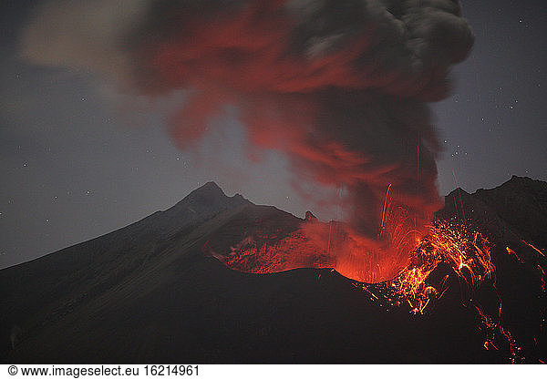 Japan  Kagoshima  Sakurajima volcano erupting