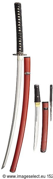 JAPAN  Katana und Aikuchi  Japan um 1350 bzw. um 1750  Katana mit Klinge Shinogi Tsukuri  tiefer Torii Zori  Ko Kissaki  Reste eines Kozunde Hamon mit Ashi. Boshi nicht erkennbar. Masame Mokume Hada. Kesho-Politur mit LÃ¤ngsrissen im HÃ¤rtungsbereich. Suriage Nakago mit zwei Mekugi Ana  mit unregelmÃ¤ÃŸigen Feilstrichen Ã¼berarbeitet  unbezeichnet. Nachgefertigtes  europÃ¤isches Messinghabaki. BlÃ¼tenfÃ¶rmige Sukashitsuba aus Kupfer mit Silbereinlagen. Neuzeitliche Tsuka mit Fuchi Kashira mit Insektendekor aus Shinshu. Schwarze Seidenwicklung Ã¼ber einfacher Same. Shakudo Menukis in Form eines BlÃ¼tengesteckes. Rote Lacksaya mit en suite dekorierten BeschlÃ¤gen. LÃ¤nge K/M 66 6 cm  GesamtlÃ¤nge 97 cm. Dazu ein Aikuchi mit Klinge Hira Tsukuri  Torii Zori mit Gunome Hamon. Ko Maru Boshi mit mittlerem Kaeri. Mokume Hada  Bo Hi und Koshi Bi. Kesho-Politur. Ubu Nakago mit einem Mekugi Ana und Sujikai Yasurime  unbezeichnet. Vergoldetes Kupferhabaki mit Nekogaki. Tsuka aus braun gelacktem Holz  Fuchi und SayabeschlÃ¤ge aus glattem Horn  Kashira in Shinshu mit Wellendekor  en suite gearbeitetes Korjiri. Eisernes Kozuka mit Shidori Ã¼ber Wellen. LÃ¤nge K/M 27 2 cm  GesamtlÃ¤nge 39 5 cm.