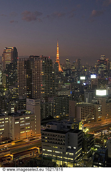 Japan  Skyline von Tokio  Tokio Tower bei Nacht