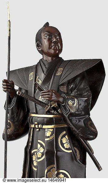 JAPAN  Stehender Samurai  Japan  Meiji-Zeit Detaillierte  gravierte und punzierte Bronzefigur mit feinen Vergoldungen eines stehenden Samurai. Gesicht und HÃ¤nde in Akagane  KÃ¶rper in Nigurome ausgefÃ¼hrt. Besonders ausdrucksstarkes Gesicht mit in Silber und Shakudo eingelegten Augen und traditioneller  fein gravierter Frisur mit Motodori. Zivile Kleidung bestehend aus Kamishimo  darauf das Tsuru-Mon des Tozawa-Klans  und Han Bakama  darauf das Kikiyo-Mon des Akeshi-Klans  im Obi zwei Schwerter  in der Hand ein Suyari (leicht verbogen). Seitlich auf der Han Bakama Signatur 'Kiyumitsu' in vergoldeter Kartusche. Auf hÃ¶lzernem Sockel mit durchbrochenem PÃ¤oniendekor (minimal beschÃ¤digt). HÃ¶he der Figur 49 cm  GesamthÃ¶he 67 cm
