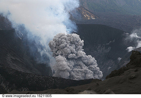 Japan  Suanose jima volcano erupting