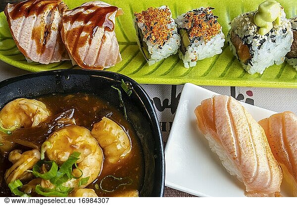 Japanische Sushi aus verschiedenen Fischsorten und Garnelen in süß-saurer Sauce.