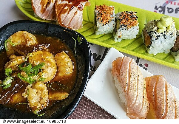 Japanische Sushi aus verschiedenen Fischsorten und Garnelen in süß-saurer Sauce.
