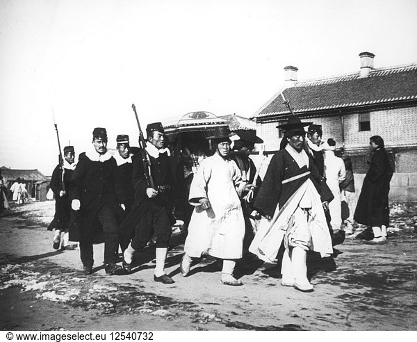 Japanischer Beamter mit einer Eskorte von Soldaten  Korea  um 1900. Künstler: Unbekannt