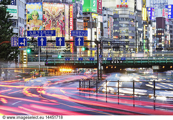 Japanischer Innenstadtverkehr in der Abenddämmerung