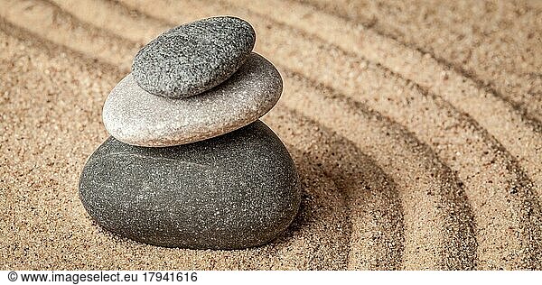 Japanischer Zen-Steingarten  Entspannung  Meditation  Einfachheit und Gleichgewicht Konzept  Briefkasten Panorama von Kieselsteinen und geharkten Sand ruhige ruhige Szene