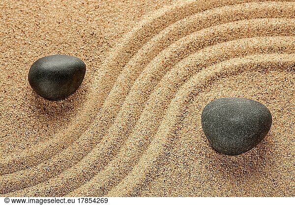 Japanischer Zen-Steingarten  Entspannung  Meditation  Einfachheit und Gleichgewicht Konzept  Kieselsteine und geharkten Sand ruhige ruhige Szene