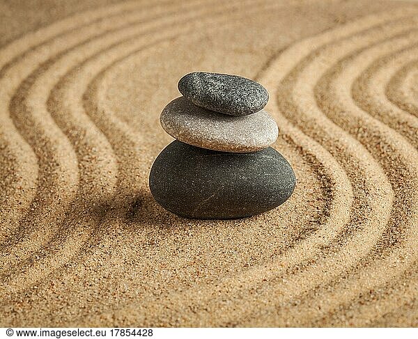 Japanischer Zen-Steingarten  Entspannung  Meditation  Einfachheit und Gleichgewicht Konzept  Kieselsteine und geharkten Sand ruhige ruhige Szene