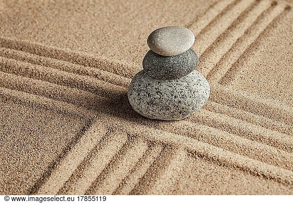 Japanischer Zen-Steingarten  Entspannung  Meditation  Einfachheit und Gleichgewicht Konzept  Kieselsteine und geharkten Sand ruhige ruhige Szene