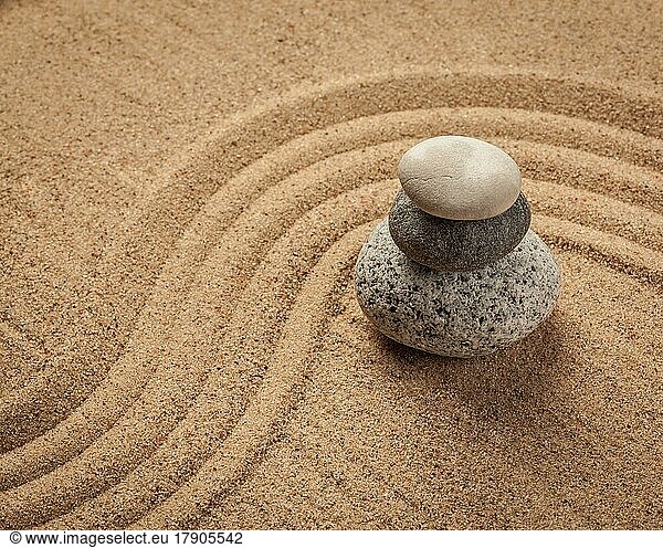 Japanischer Zen-Steingarten  Entspannung  Meditation  Einfachheit und Gleichgewicht Konzept  Kieselsteine und geharkten Sand ruhige ruhige Szene