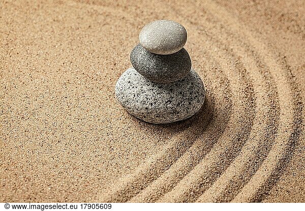 Japanischer Zen-Steingarten  Entspannung  Meditation  Einfachheit und Gleichgewicht Konzept  Kieselsteine und geharkten Sand ruhige ruhige Szene