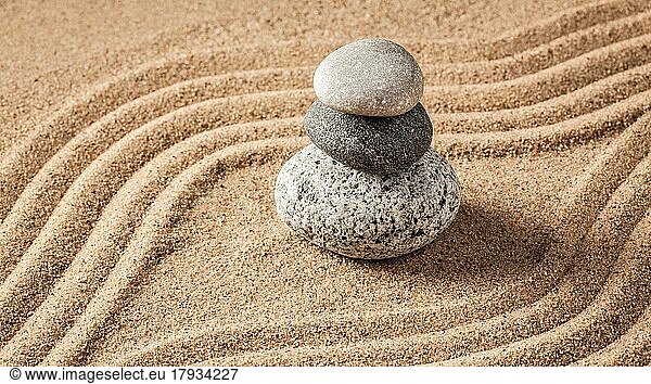Japanischer Zen-Steingarten  Entspannung  Meditation  Konzept der Einfachheit und des Gleichgewichts  Panorama aus Kieselsteinen und geharktem Sand  ruhige  friedliche Szene