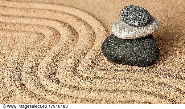 Japanischer Zen-Steingarten  Entspannung  Meditation  Konzept der Einfachheit und des Gleichgewichts  Panorama aus Kieselsteinen und geharktem Sand  ruhige  friedliche Szene