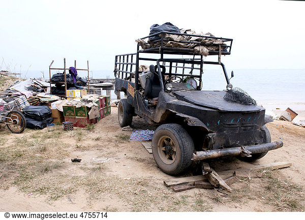 Jeep auf einem Schrottplatz  Koh Samet  Thailand  Asien