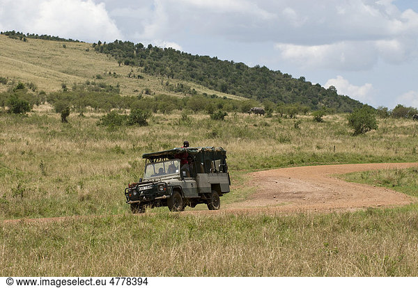 Jeep auf einer Safari  Masai Mara Nationalpark  Kenia  Afrika
