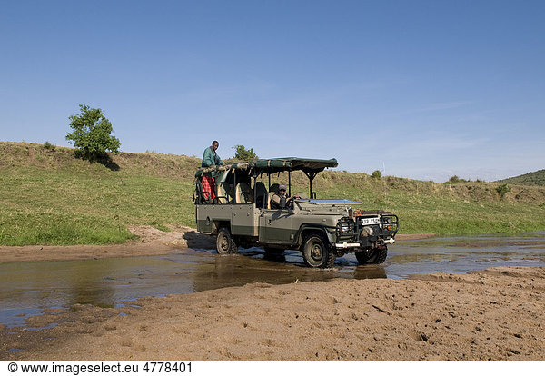 Jeep auf einer Safari  Masai Mara Nationalpark  Kenia  Afrika